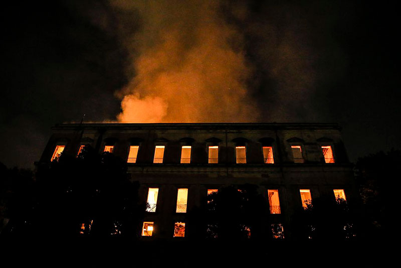 O Museu Nacional em chamas na noite de 2 de setembro [Foto: Agência Brasil / Tânia Rego]