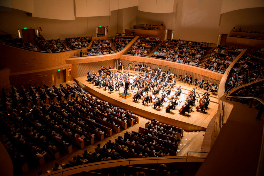 A Filarmônica de Minas Gerais durante concerto na Sala Minas Gerais sob regência de Fabio Mechetti [Divulgação/Rafael Motta]