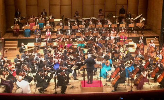 Orquestra do Instituto Baccarelli sob direção de Karabtchevsky, no Theatro Municipal [foto: Revista CONCERTO]