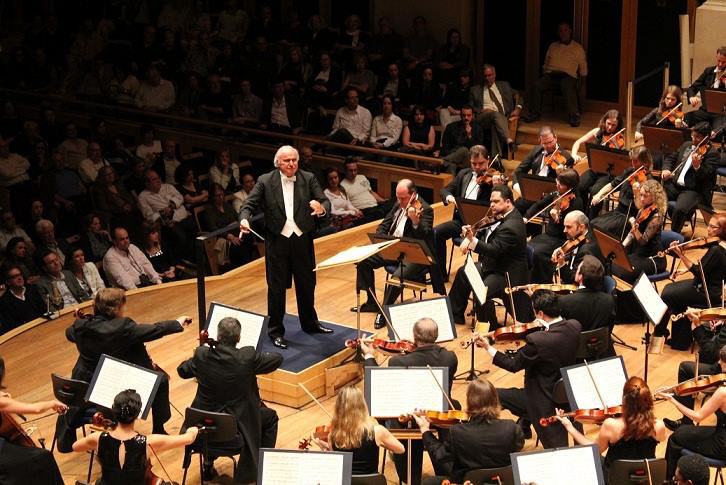 Isaac Karabtchevsky rege a Osesp na Sala São Paulo [foto: divulgação]