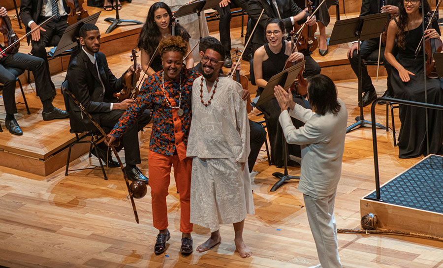 Raysson Lima, Jamberê Cerqueira e Ricardo Castro, com o Neojiba, na Philharmonie de Paris (reprodução Neojiba Facebook)