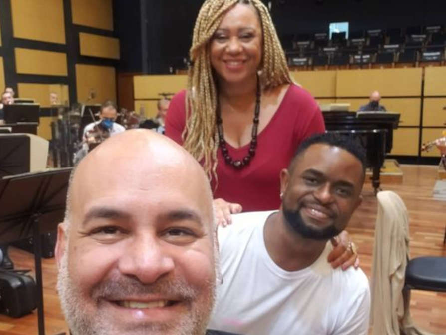 Edna D’Oliveira, Geilson Santos e Saulo Javan no palco da Casa da Ospa (reprodução facebook) Edna D’Oliveira, Geilson Santos e Saulo Javan no palco da Casa da Ospa (reprodução facebook)