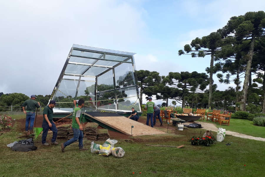 Últimos preparativos para a inauguração do palco externo do Hotel Toriba (arquivo pessoal, PA Ésper)