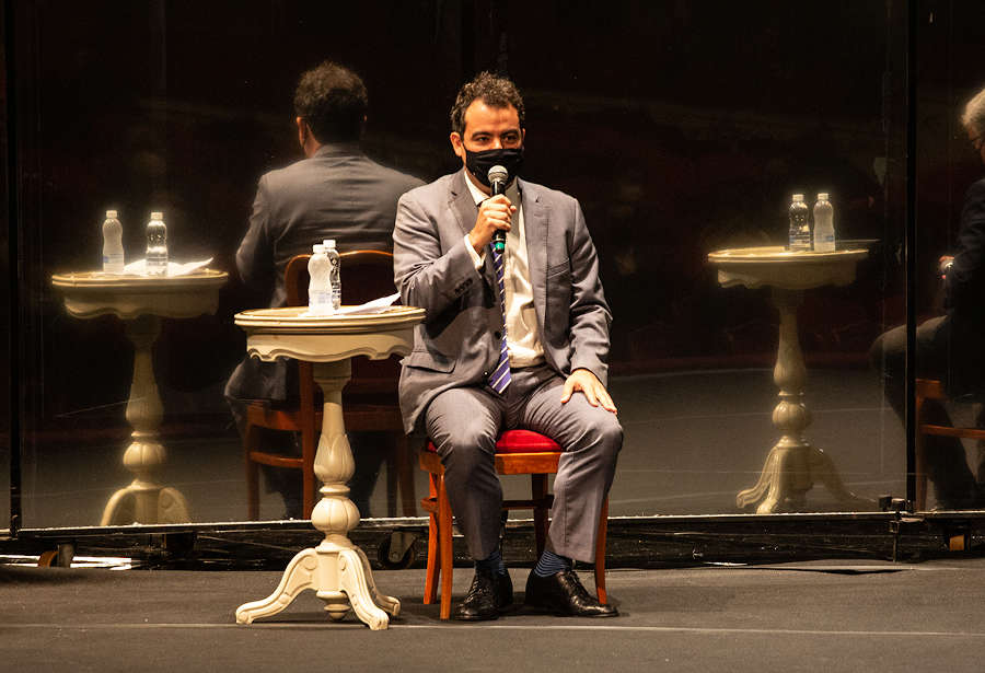 Tamoio Athayde Marcondes durante sua fala no ‘Ópera em pauta’ [Divulgação / Larissa Paz]