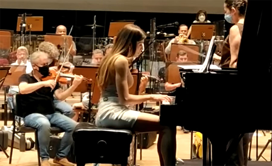 A pianista Juliana D’Agostini e a maestra Claudia Feres em ensaio com a Sinfônica de Campinas (reprodução Facebook)