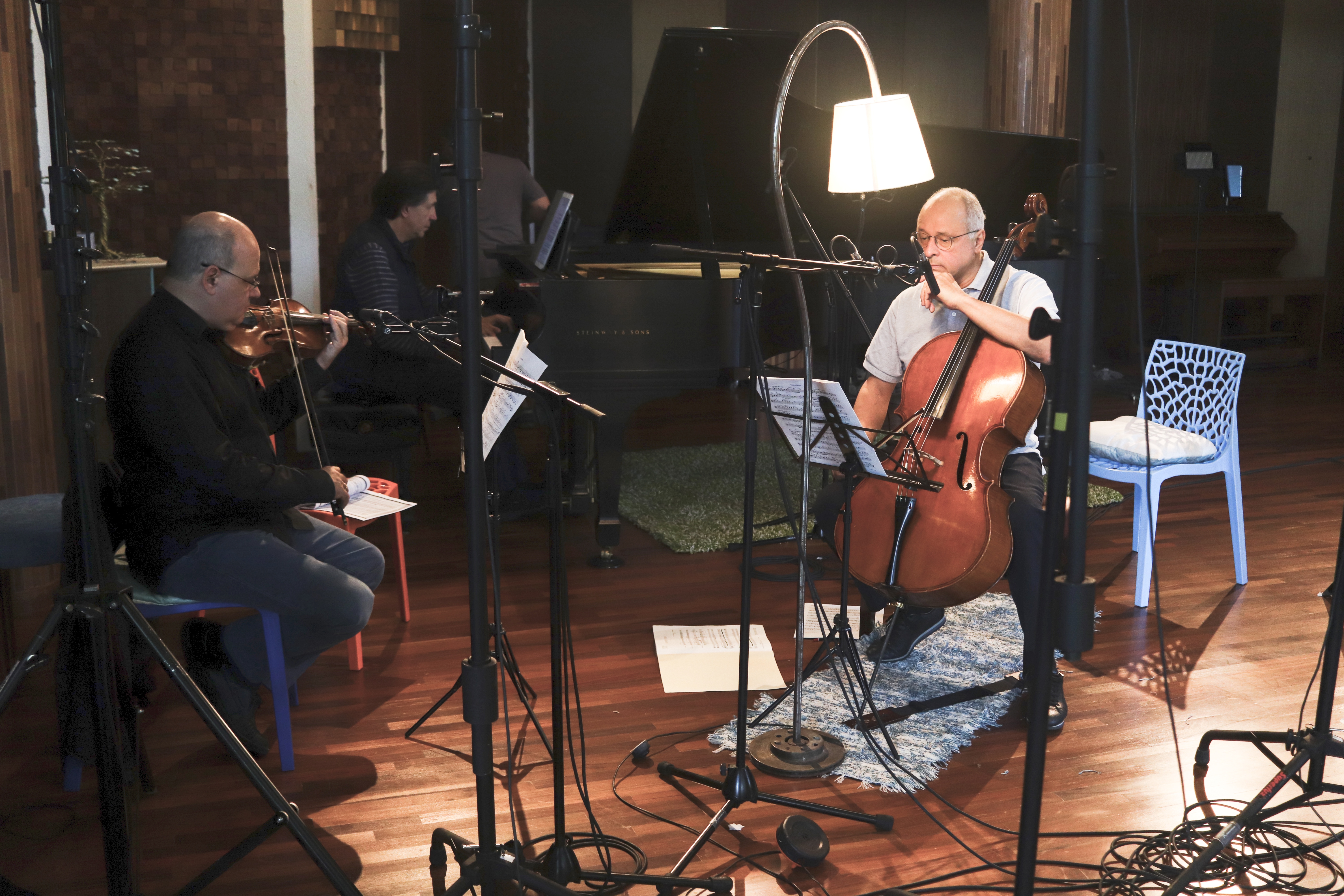 Claudio Cruz, Ricardo Castro e Antonio Meneses durante a gravação do álbum [João Victor Cruz/Divulgação]