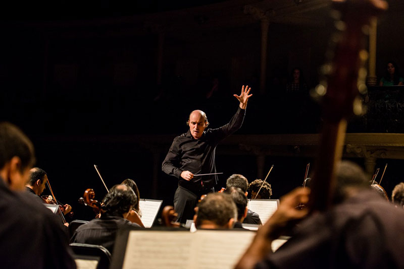 Helder Trefzger regendo a Orquestra Sinfônica do Espírito Santo [Divulgação / Kristina Gonçalves]