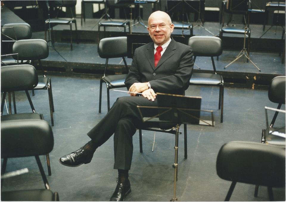 O maestro Flavio Florence no palco do Teatro Municipal de Santo André [Reprodução]