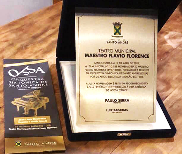 Placa oficial em homenagem a Flavio Florence [Divulgação]