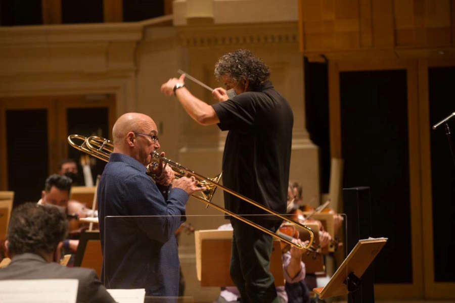 Joe Alessi e Giancarlo Guerrero durante ensaio com a Osesp [Divulgação/Isadora Vitti]