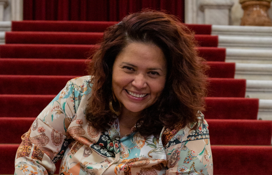 A soprano Adriane Queiroz antes de ensaio no Theatro Municipal [Divulgação/Larissa Paz]
