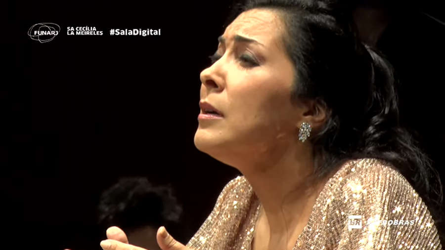 Carla Caramujo, no recital na Sala Cecília Meireles (reprodução YouTube)