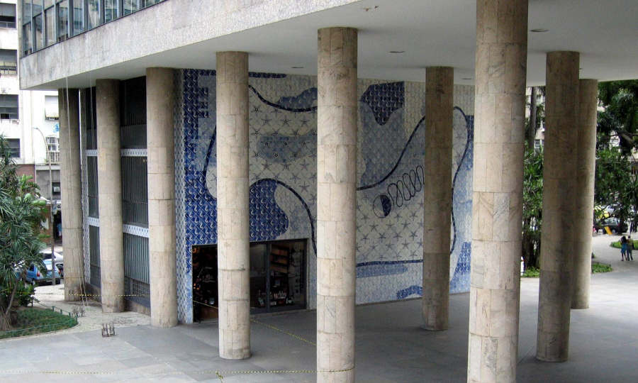 Pilotis da entrada principal do Palácio Capanema (Marcos Leite Almeida, domínio público, wikicommons)