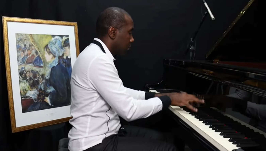 O pianista Hercules Gomes em Primórdios do Piano no Brasil (reprodução YouTube)