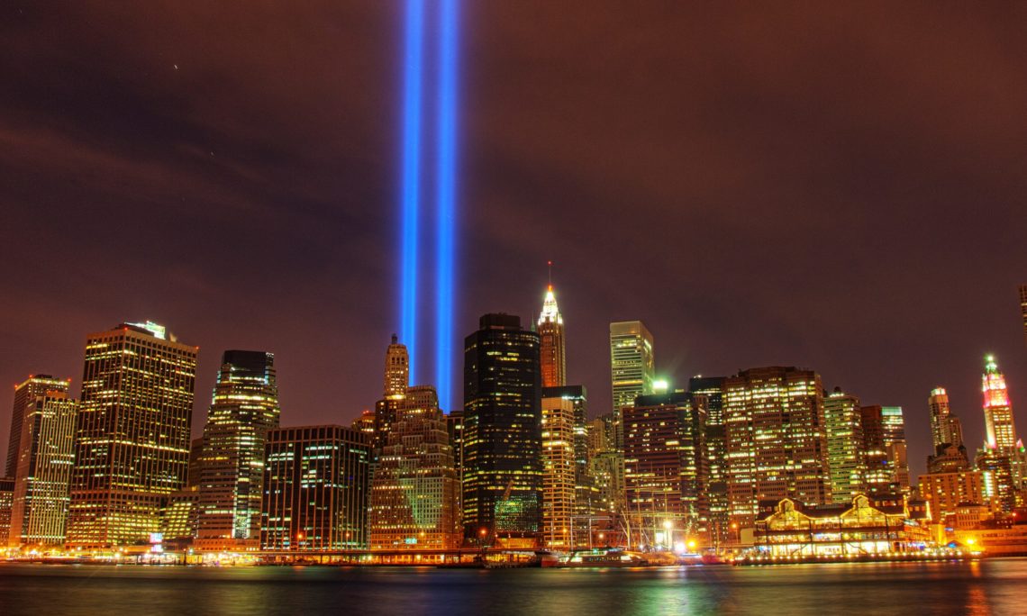 Tributo de luz às Torres Gêmeas [Reprodução/Embaixada Brasileira nos Estados Unidos]
