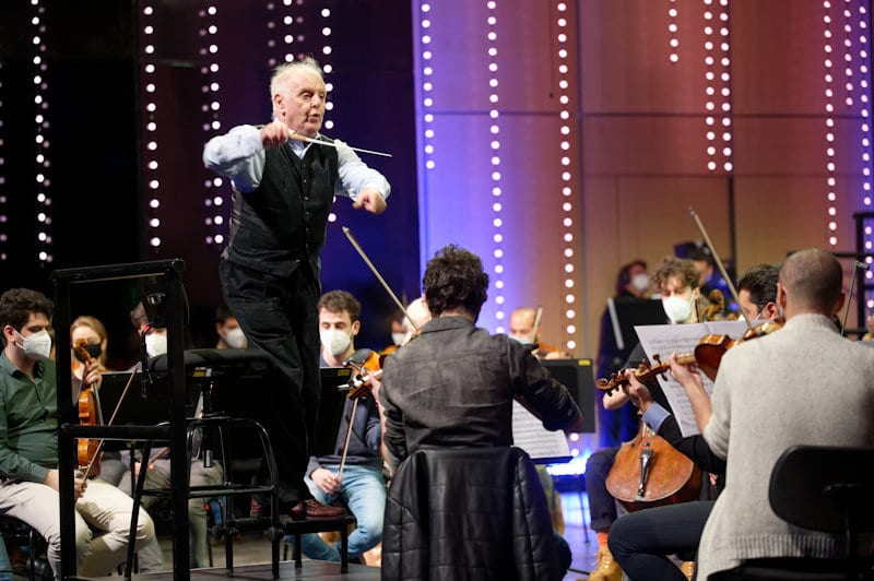 Barenboim durante ensaio em Bonn, na Alemanha [Reprodução]