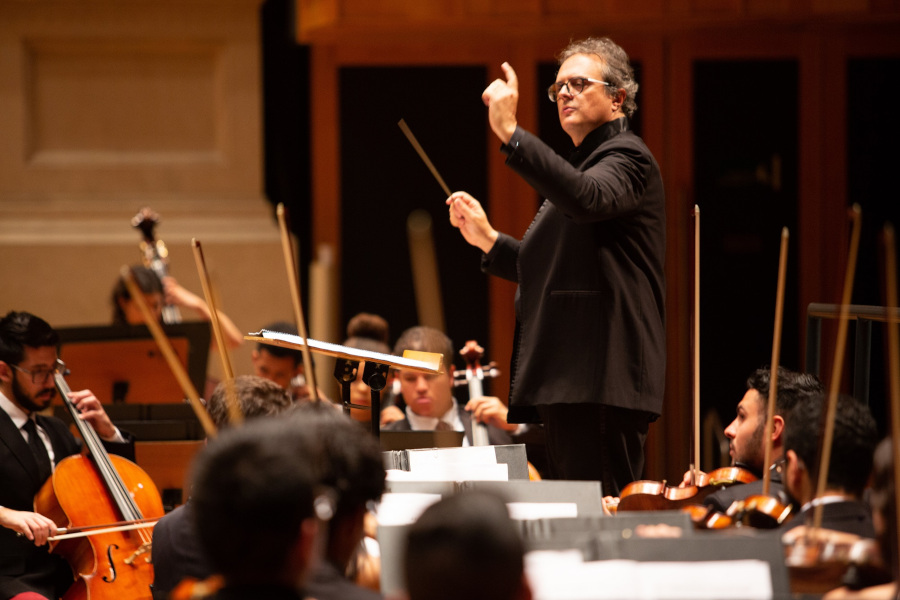 Carlos Moreno à frente da Orquestra Acadêmica Mozarteum Brasileiro [Divulgação/Marcos Hermes]