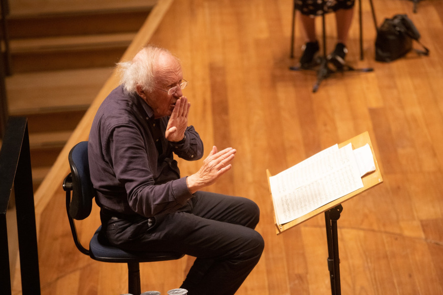 Heinz Holliger durante ensaio com o Coro da Osesp na Sala São Paulo [Reprodução/FacebookOsesp]