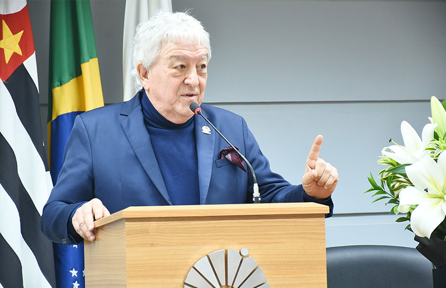 Jorge Coli em 2024, ao se tornar professor emérito a Unicamp (reprodução, Lúcio Camargo)