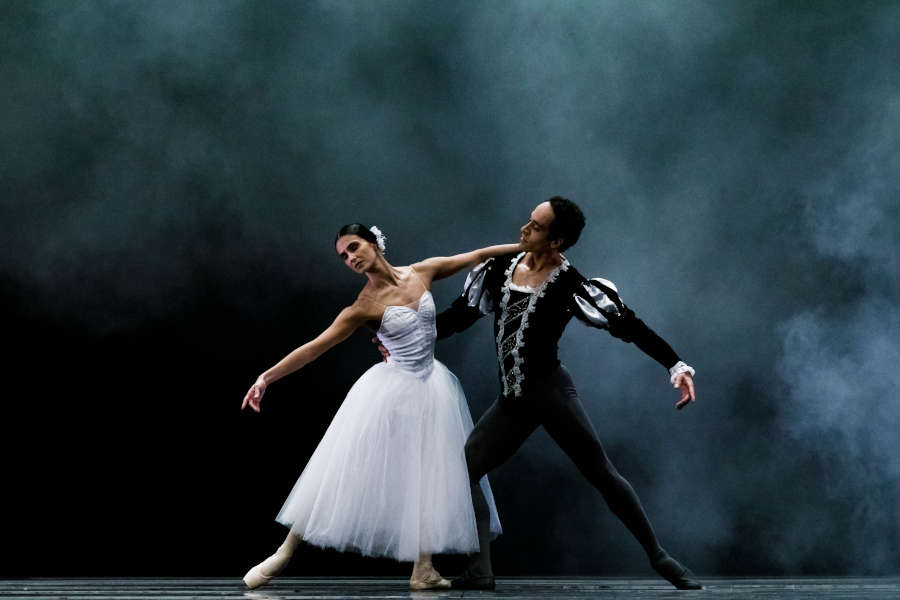 Coreografia 'Giselle - Ato II' pela São Paulo Companhia de Dança [Divulgação]