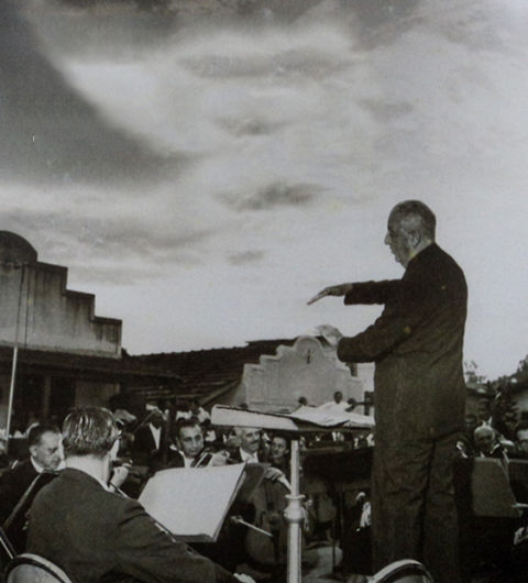 Francisco Mignone rege a OSN em 1962, em concerto na favela do Jacarezinho em comemoração ao dia do trabalhador [Reprodução]