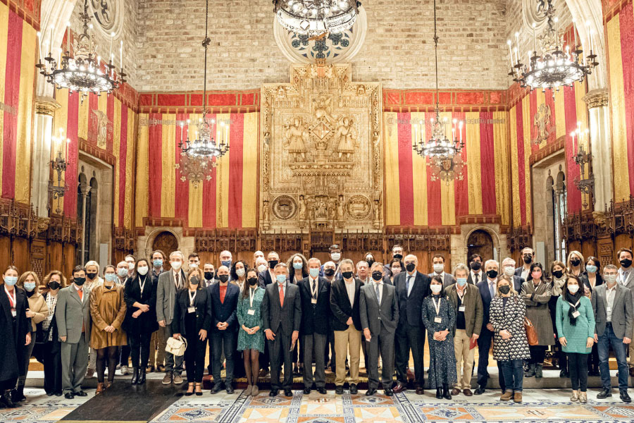 Representantes do 3º Encontro Ibero-Americano de Teatros no Saló de Cent del Ayuntamiento de Barcelona (reprodução)