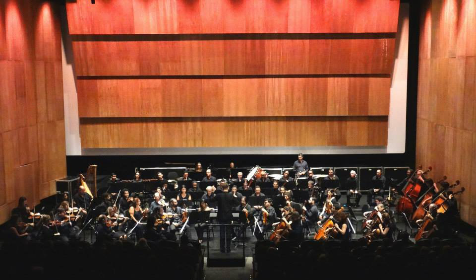 A orquestra durante concerto no Centro de Artes da UFF [Divulgação]