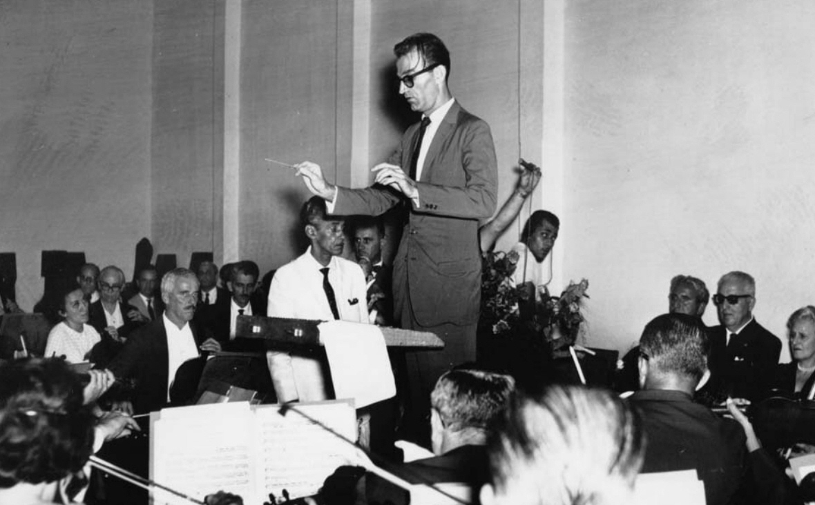 Edino Krieger rege a Orquestra Sinfônica Nacional nos anos 1960 [Reprodução]