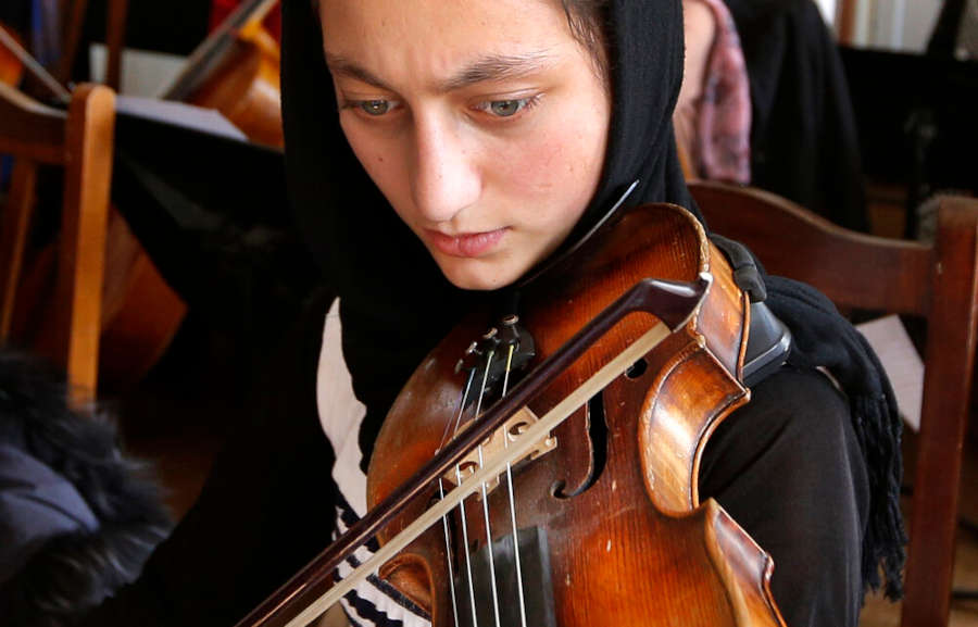 Jovem musicista da Orquestra Zohra, composta apenas por meninas afegãs [Divulgação/Site Instituto Nacional de Música do Afeganistão]