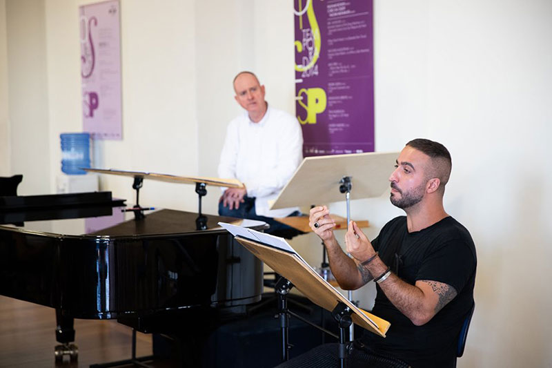 O compositor Felipe Lara e o maestro Neil Thomson durante ensaio com os solistas na Estação Julio Prestes [Reprodução / Osesp]