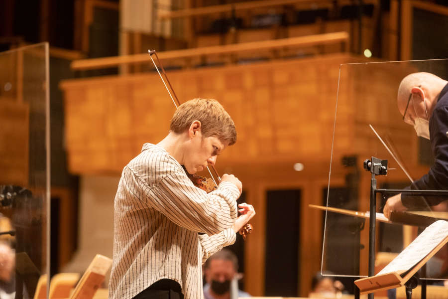 A violinista Isabelle Faust e o maestro Arvo Volmer durante ensaio na Sala São Paulo [Reprodução/FacebookOsesp]