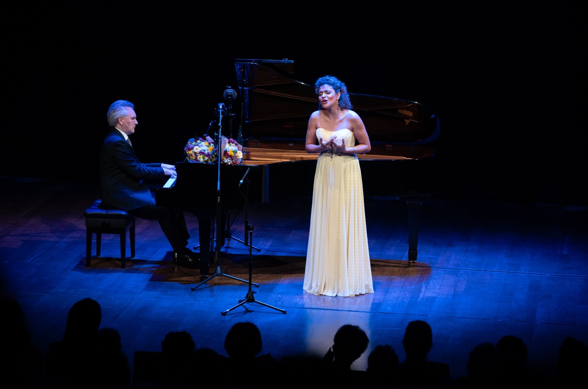 Markus Hadulla e Josy Santos durante recital no Teatro B32 [Divulgação/Ana Clara Miranda]