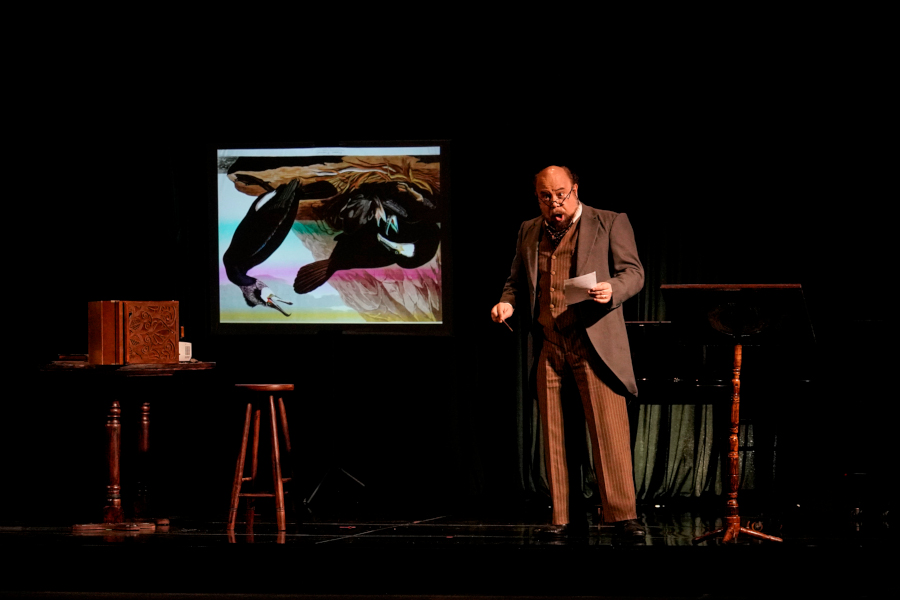 Licio Bruno em cena de 'Palestra sobre pássaros aquáticos' [Divulgação/Heloisa Bortz]