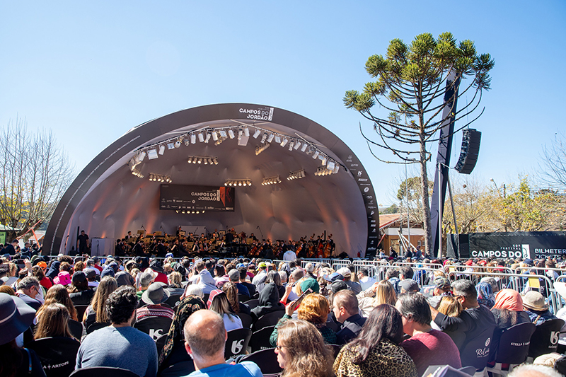 Apresentação na Praça do Capivari, em Campos do Jordão [Divulgação]