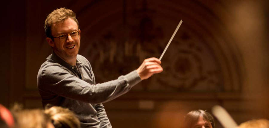 O maestro Daniel Harding rege a Orquestra do Concertgebouw de Amsterdã no dia 30 [Divulgação]