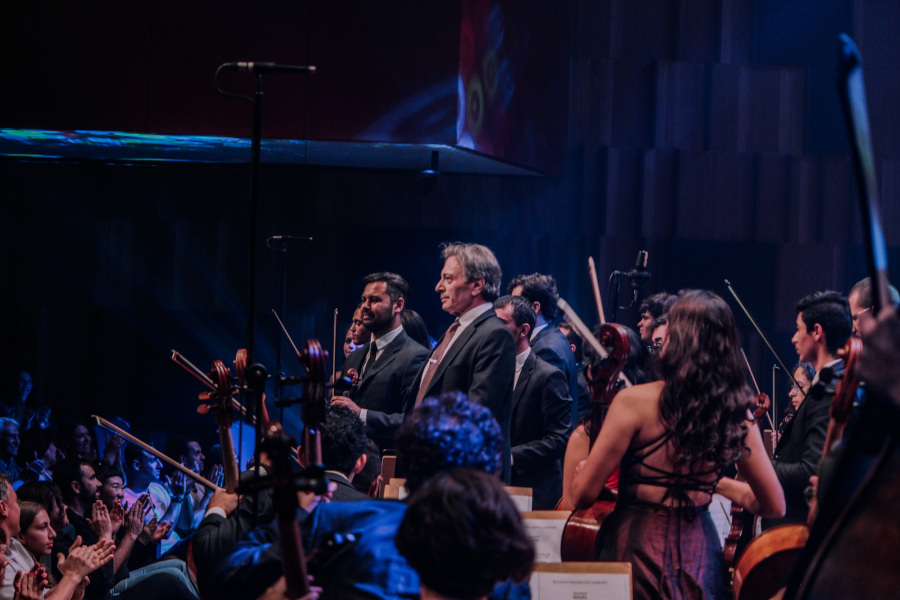 O maestro Ira Levin e a Sinfônica Heliópolis durante concerto no início de fevereiro no Teatro B32 [Divulgação]