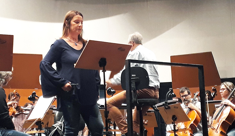 Maria Pia Piscitelli em ensaio com Orquestra Sinfônica de Santo André [Divulgação / Paulo Esper]