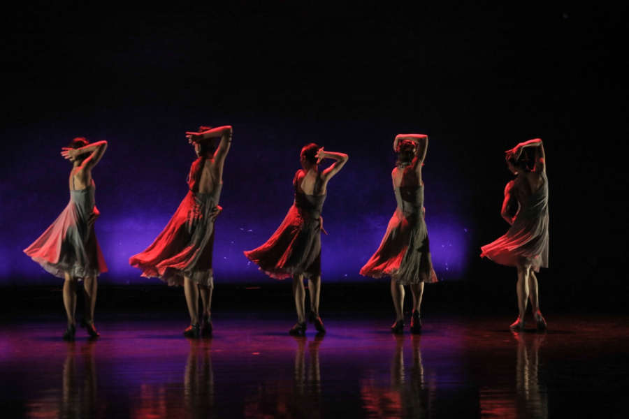 Cena da coreografia 'Madrugada' [Divulgação/Charles Lima]