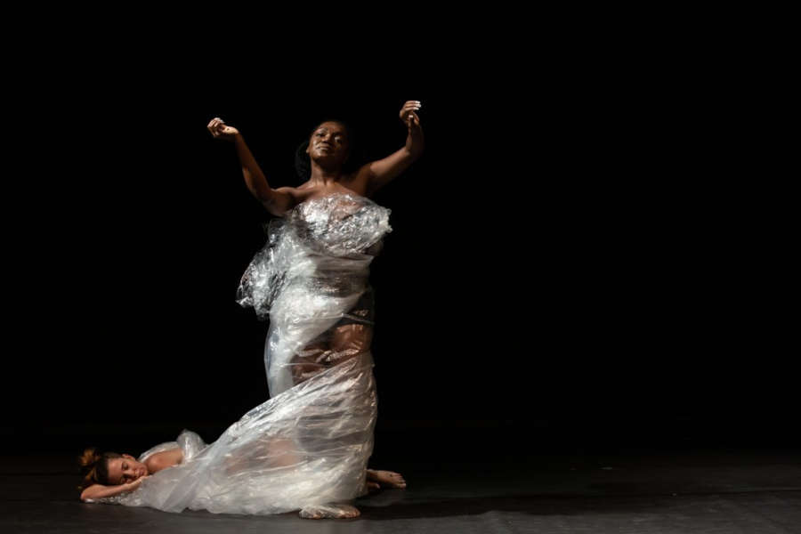 Cena da ópera "Migrações" [Divulgação/Renato Mangolin]