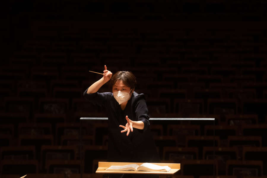 A maestrina Xian Zhang durante ensaio na Sala São Paulo [Divulgação]