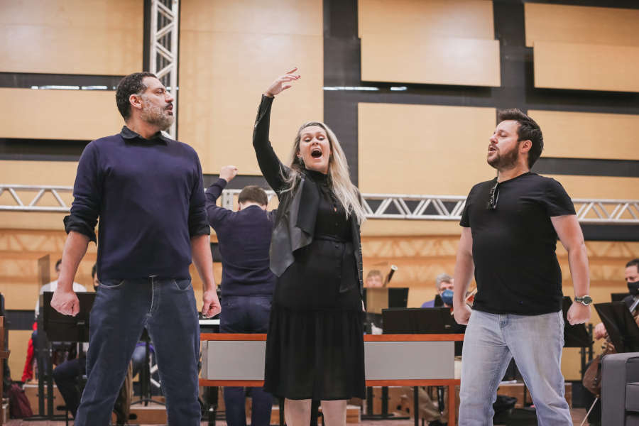 Daniel Germano, Carla Domingues e Giovanni Tristacci durante ensaio de 'O acordo perfeito' [Divulgação/Leandro Rodrigues/Facebook Ospa]