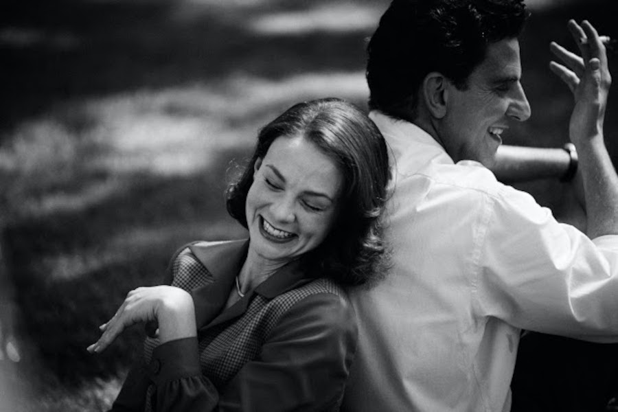 Carey Mulligan e Bradley Cooper em cena de 'Maestro' [Divulgação/Netflix]