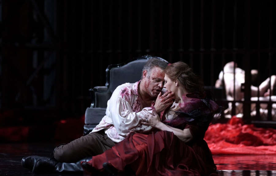 Sondra Radvanovsky e Joseph Calleja em Cena de 'Tosca', de Puccini [Divulgação/Teatro Real/Javier del Real]