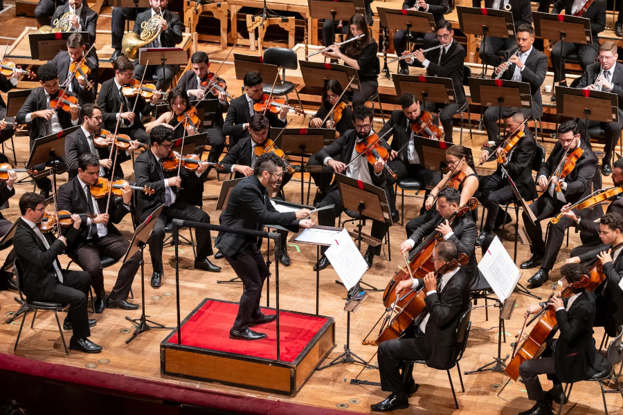 Leonardo Labrada rege a Orquestra Experimental de Repertório [Divulgação/Rafael Salvador]