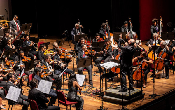 O maestro Claudio Cruz durante concerto com a OSB [Divulgação/Renato Mangolin]