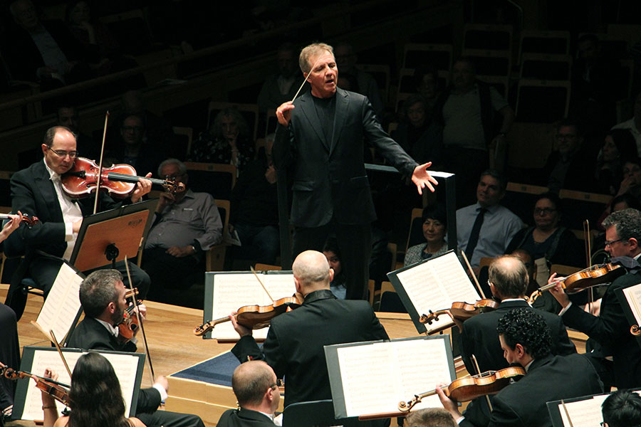 O maestro Thierry Fischer à frente da Osesp [Divulgação/Isabela Guasco]