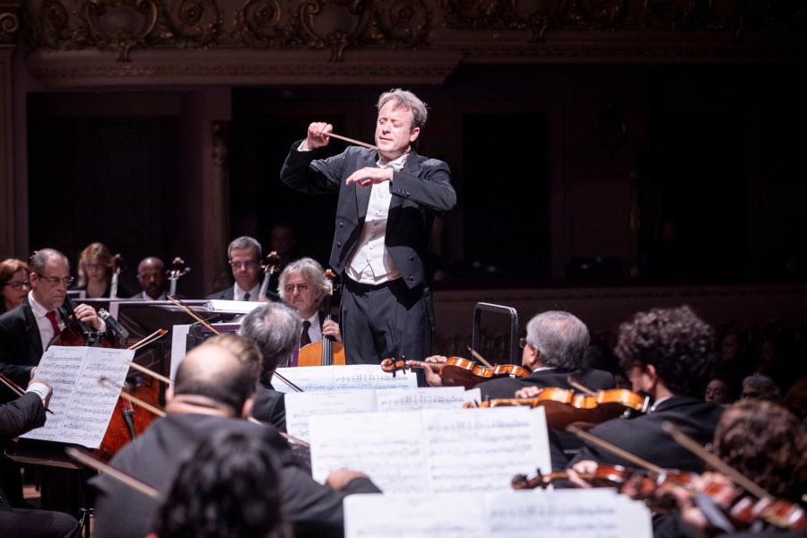 O maestro Julian Kuerti durante concerto com a Opes em 2024 [Divulgação/Daniel Ebendinger]