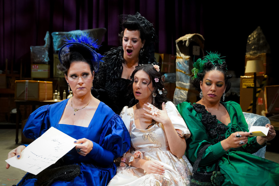 Gabriella Pace (Alice Ford), Ana Lucia Benedetti (Mrs. Quickly). Maria Carla Pino (Nanetta) e  Juliana Taino (Meg Page) [Divulgação/Iris Zanetti]