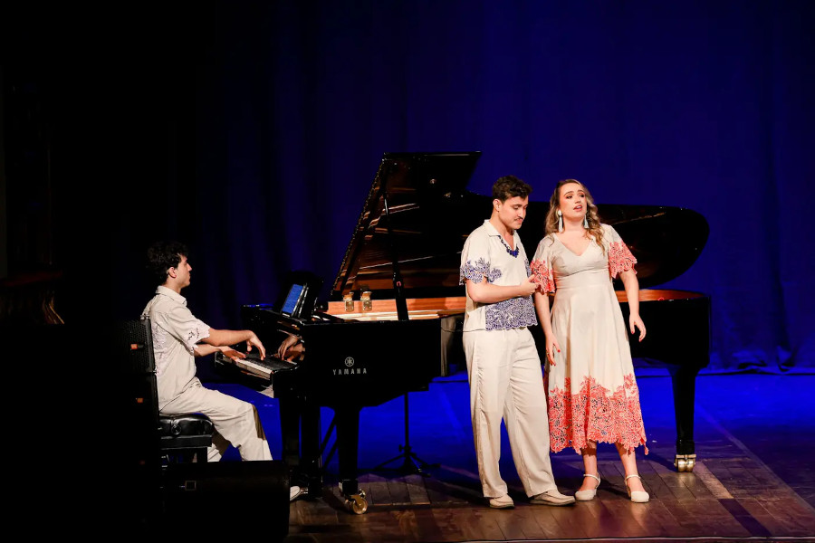 José Sacramento, Calebe Faria e Carolina Morel em apresentação do espetáculo no Theatro da Paz, em Belém [Agência Pará]