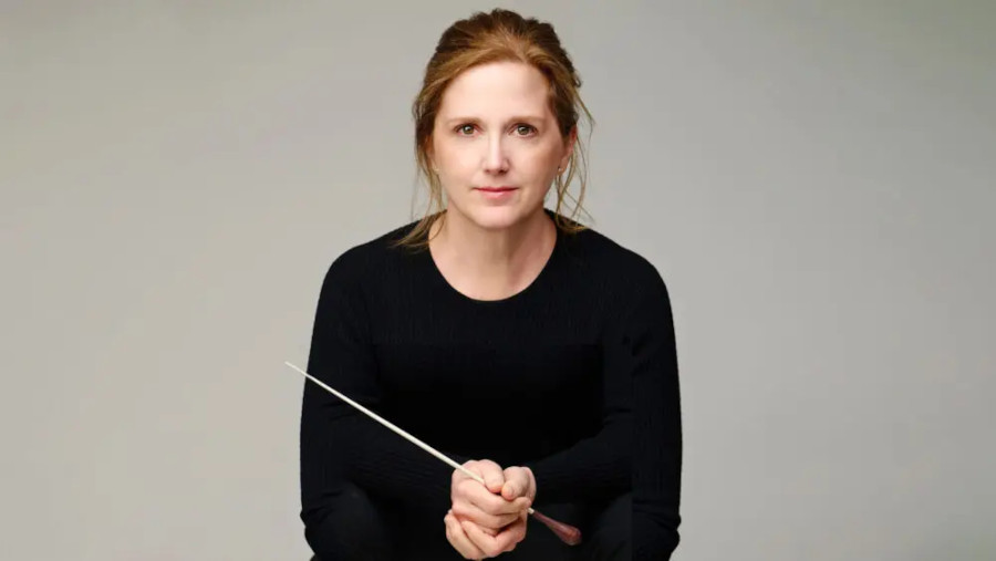 A maestra Erin Freeman rege o concerto [Divulgação]